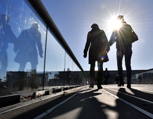 AFP/LOIC VENANCE Gehende Menschen im Gegenlicht, Sonnenlicht