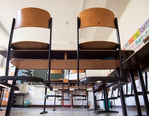 Leere Sessel auf Schultischen