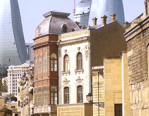 Die Flame Towers im Hintergrund der Stadt, Bakus Wahrzeichen.
