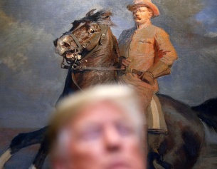 Trump vor einem Gemälde von Theodore Roosevelt