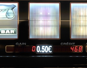 AFP Die Anzeigen eines Spielautomaten im Casino