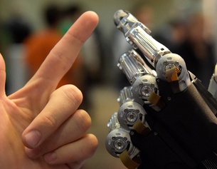 Eine Roboter und eine Menschenhand.