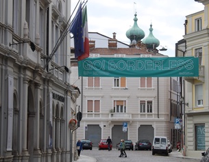 Ein Banner mit der Aufschrift "Go Borderless" in Nova Gorica bzw Gorizia.