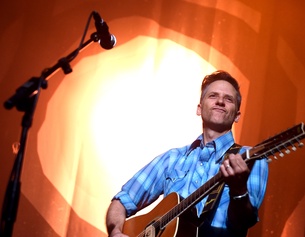 Joey Burns von Calexico, 2015