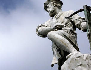 AFP/FABRICE COFFRINI Figur eines Mannes mit Armbrust