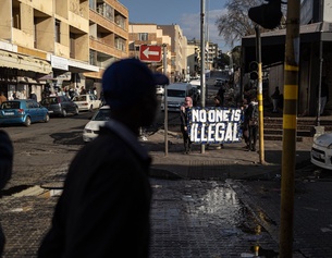 "No one is illegal"-Schriftzug während einer fremdenfeindlichen Demonstration in Johannesburg, Südafrika