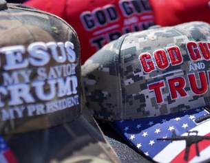 "God, Guns and Trump" und "Jesus is my savior, Trump is my president" auf Schirmkappen