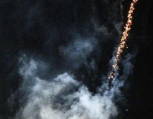 APA/AFP/ANTHONY WALLACE Feuerwerk mit Rauch