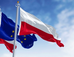 Polnische und EU-Fahne