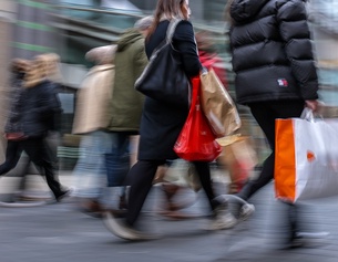 Menschen mit Einkaufstaschen auf der Straße