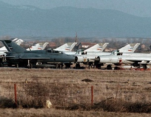DPA Maschinen auf einem Flugplatz im Kosovo warten auf ihren Einsatz