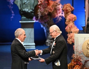 Der schwedische König Carl Gustav überreicht den Nobelpreis für Physik an Michel H. Devoret