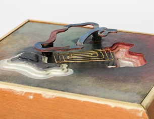 KUNST-DOKUMENTATION.COM Friedl Dicker-Brandeis. Eine negative und positive Variation derselben Form von einem Kraftfeld gehalten.