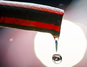 Wassertropfen aus einem Gartenschlauch