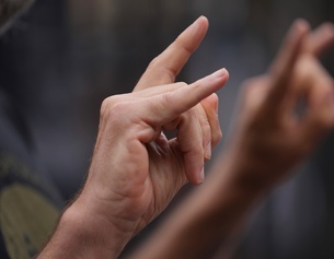 Ein Mann im Black Sabbath Tshirt hält die Hände in die Höhe