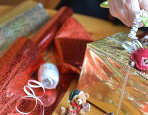 Geschenk wird eingepackt