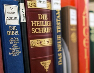 APA/DPA/CHRISTOPH SCHMIDT Verschiedene Ausgaben der Bibel nebeneinander.