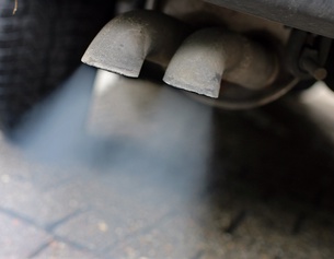 APA/dpa-Zentralbild/Jan Woitas Abgase strömen aus dem Auspuff eines Autos