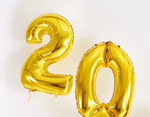 Die Ziffer 20 als goldfarbene Luftballone