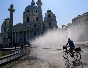 Nebeldusche vor der Karlsirche in Wien