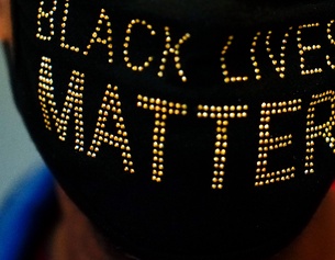 AP/BRYNN ANDERSON Black-Lives-Matter-Mundnasenmaske