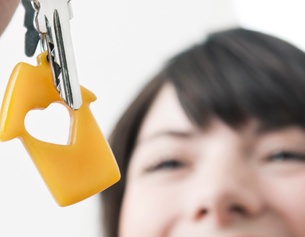 Frau hält einen Schlüssel