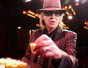APA/DPA/CHRISTIAN CHARISIUS Udo Lindenberg serviert Eierlikör
