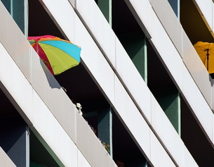 Foto: Modernes Wohnhaus mit Sonnenschirmen