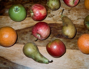 ORF/ISABELLE ORSINI ROSENBERG Obst auf einem Holztisch.