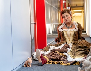 ORF/URSULA HUMMEL-BERGER Sonja Watzka verkleidet mit Stoffkaninchen