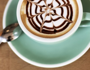 Baristakunst auf einem Kaffee