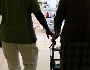 Pflegehelferin mit Pensionistin