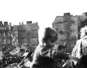 PICTUREDESK.COM/DPA Kinder spielen zwischen Trümmern und Hausruinen, 1946