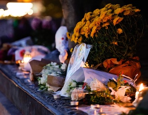 Abgelegte Blumen und Kerzen in Gedenken an die Opfer des Anschlags in Paris