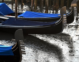 Gondeln im venedischen Wasser.