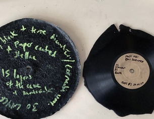 Zwei Vinylplattenreste