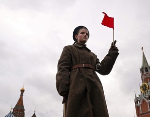 PICTUREDESK.COM/AFP/ NATALIA KOLESNIKOVA Frau trägt russische Uniform aus dem 2. Weltkrieg, Roter Platz