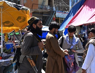Bewaffnete Männer des Talibans in Asadabad