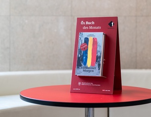 ORF/JOSEPH SCHIMMER Tisch mit einem Buchaufsteller