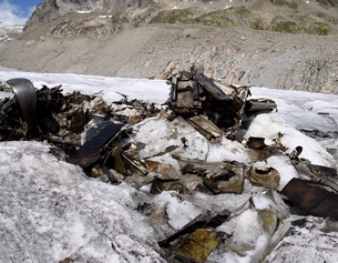 Abgestürztes Flugzeig in Gletscher