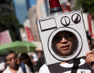 PICTUREDESK.COM/EPA/JEROME FAVRE Brainwash-Verspottung bei einer Demonstration