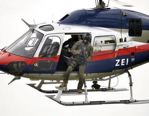 APA/HERBERT PFARRHOFER Einsatzkräfte der Polizei, Hubschrauber