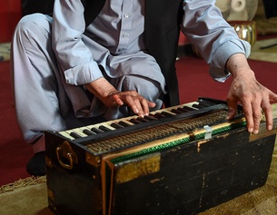 AFP/WAKIL KOHSAR Ein Mann mit Harmonium.