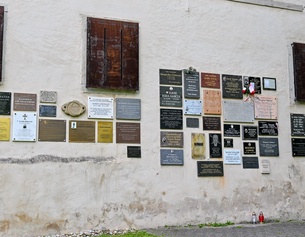 Gedenktafeln am Schloss Hartheim 