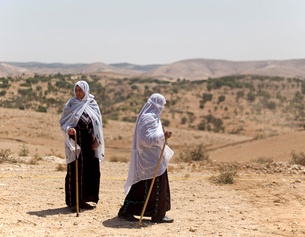 Zwei Beduininnen der Negev-Wüste