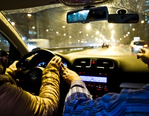 DP/NICOLAS ARMER Eine Frau sitzt im Auto mit ihrem Fahrlehrer.