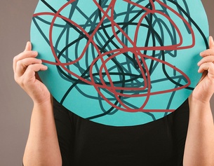 Frau hält sich eine Scheibe mit Krixikraxi vor das Gesicht