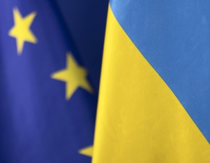 Fahne der Ukraine und der EU