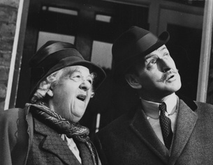 Tony Randall als Hercule Pairot und Margaret Rutherford as Miss Marple