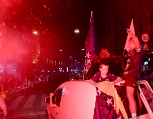 Fußball-Fans feiern in Sarajevo auf der Straße, WM 2026